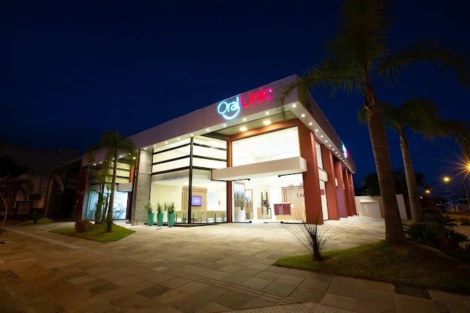 Fachada iluminada da Oral Unic Osório à noite